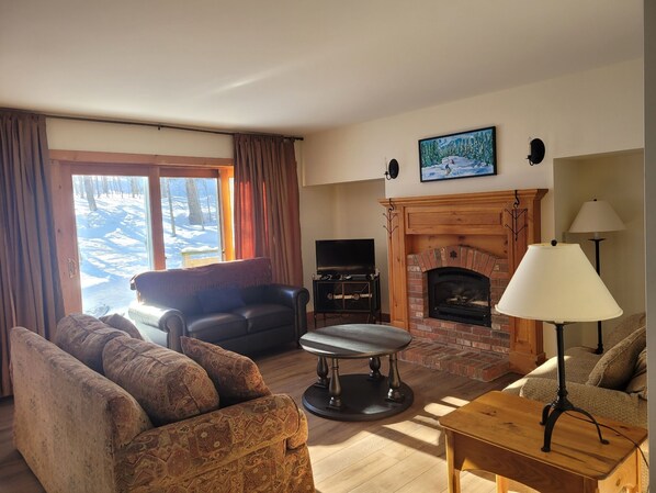 Smart TV, fireplace - Ski in/ Ski out at Jay Peak- 10 feet from Grammy Jay Run (Jay)