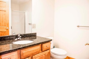 Shower, hair dryer, towels, soap - Ski in/ Ski out at Jay Peak- 10 feet from Grammy Jay Run (Jay)