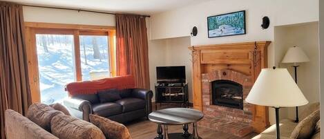 Smart TV, fireplace