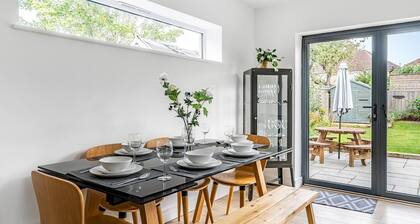 Pass the Keys | Stunning Modern 4 Bed with Parking and Garden