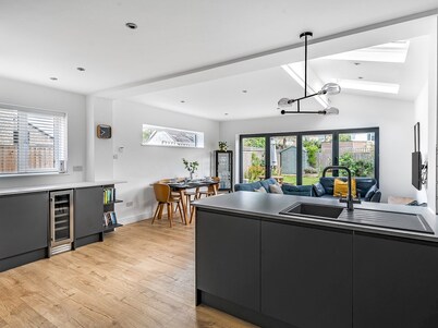 Stunning Modern 4 Bed with Parking and Garden - Pass the Keys