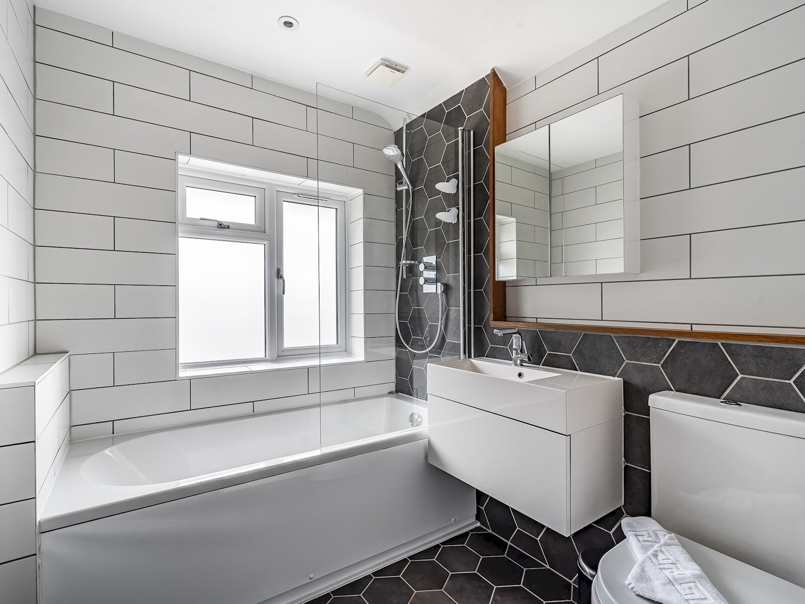 Un bagno moderno con una vasca, un lavandino e un water.