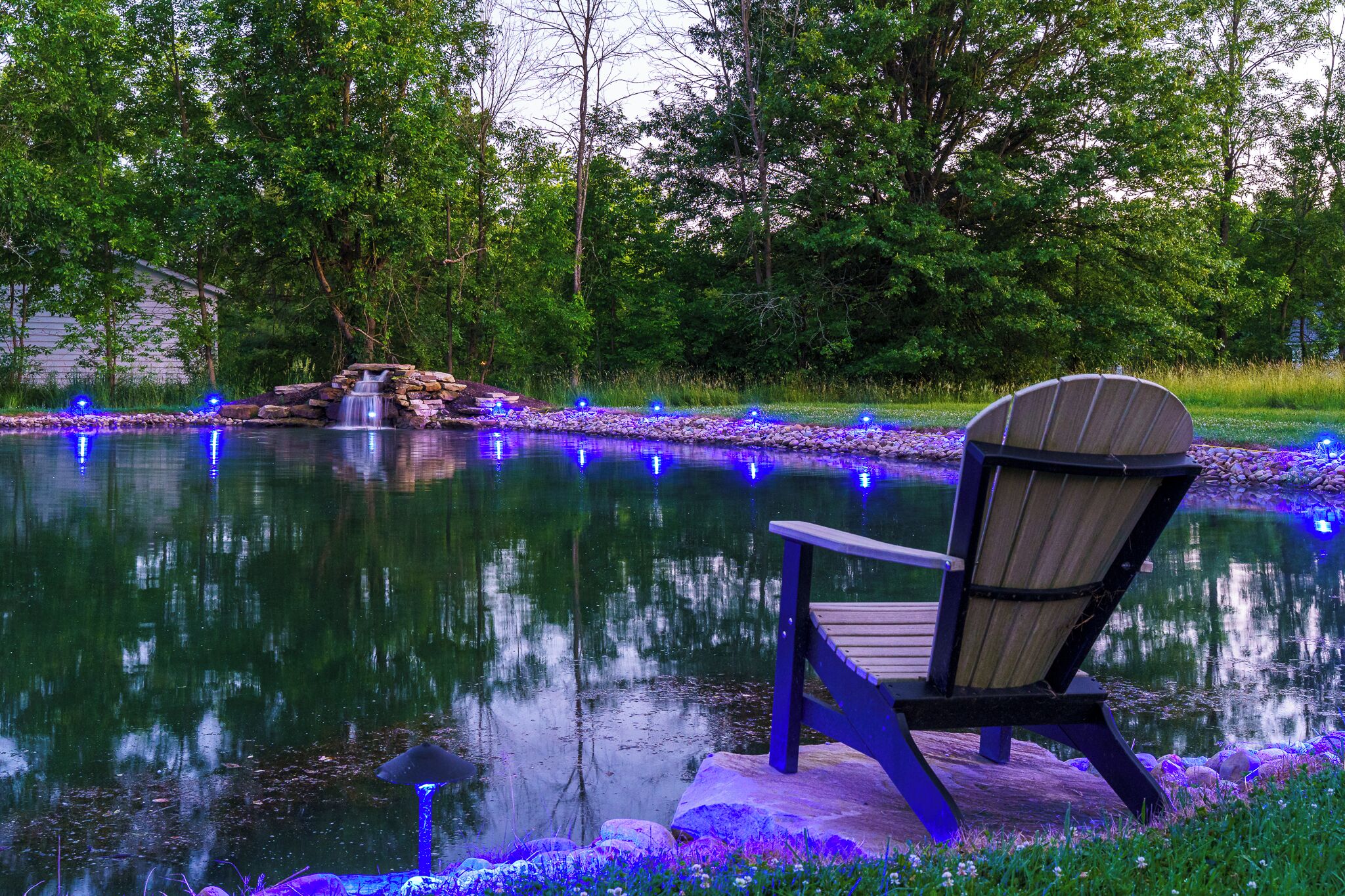Una piscina al aire libre, una piscina climatizada
