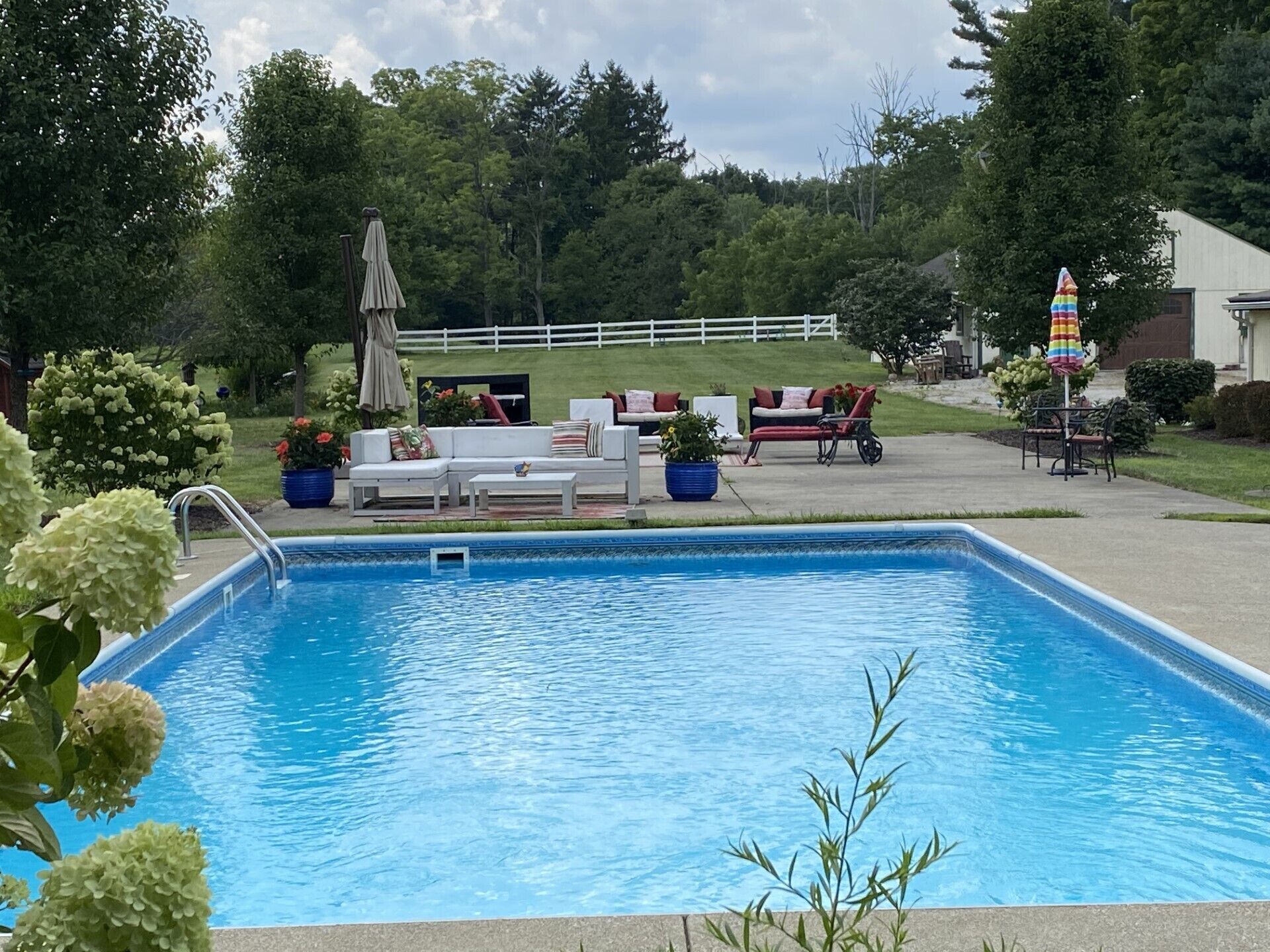 Una piscina al aire libre, una piscina climatizada