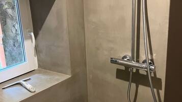 Douche, serviettes fournies