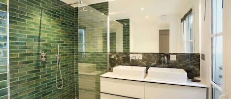 Salle de bain 1 commplète avec douche et toilette