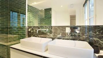 Regadera, secadora de cabello, toallas, jabón