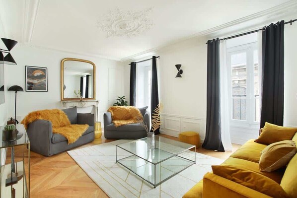 Smart TV - Sublime apartment Louvre Museum (Paris)