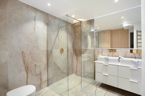 Douche, sèche-cheveux, serviettes fournies, savon