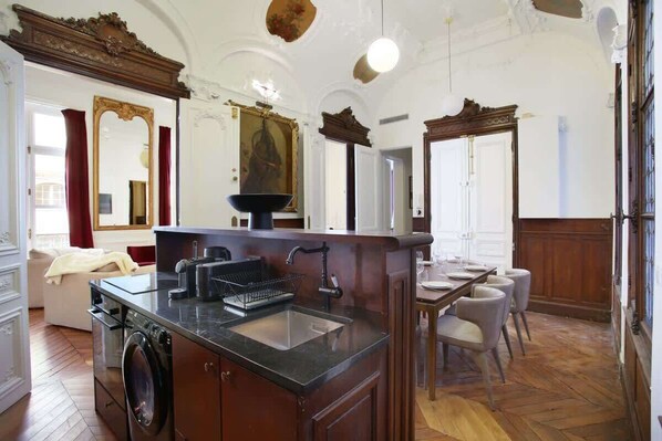 Frigorífico, horno, placa de cocina y lavavajillas