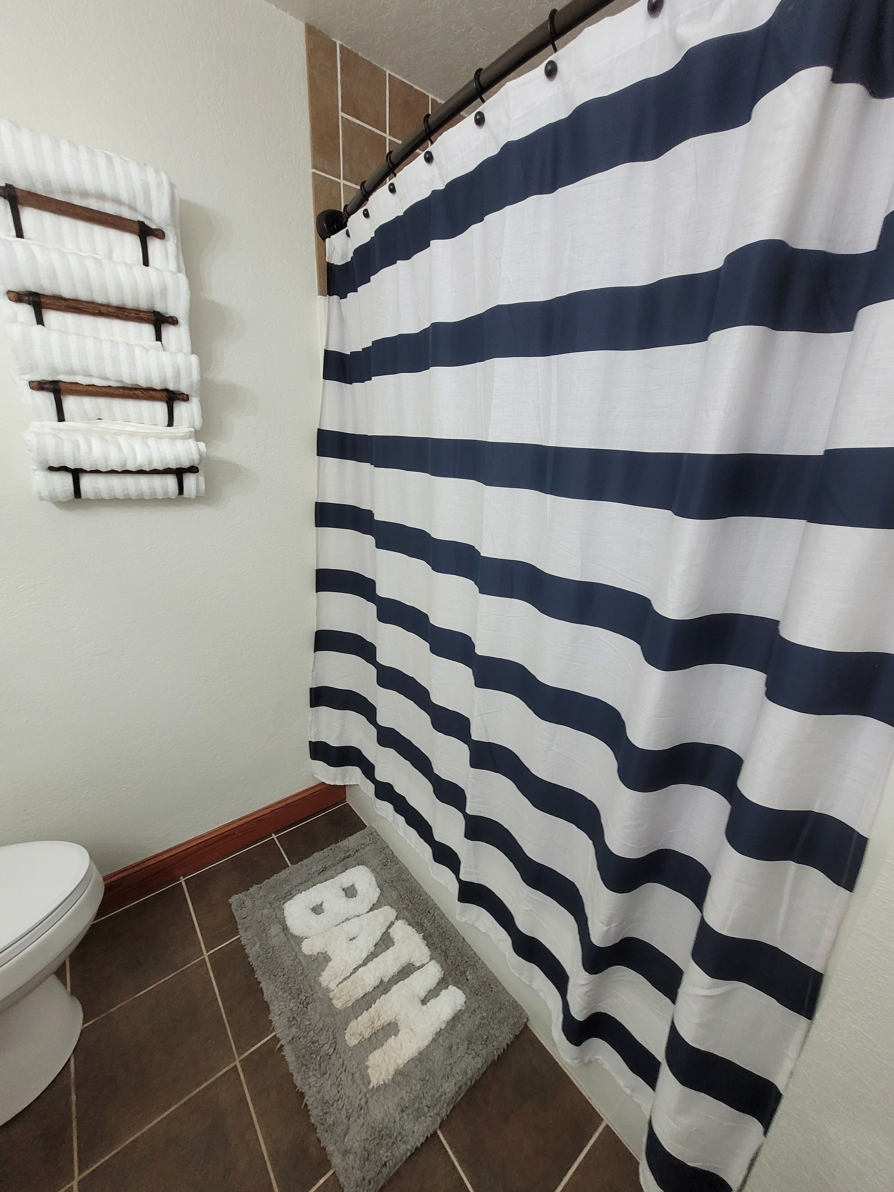 Toallas, jabón, shampoo, papel de baño 