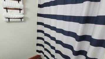 Toallas, jabón, shampoo, papel de baño
