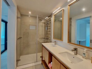 Dusche, Haartrockner, Handtücher, Seife