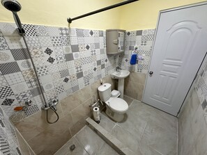 Secadora de cabello, toallas, jabón, papel de baño 