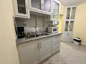 Kjøleskap, mikrobølgeovn, ovn og kokeplater