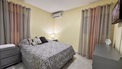Cozy Home, close to the beach, great for couples, fam & remote workers!
