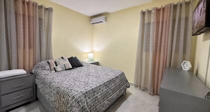 Cozy Home, close to the beach, great for couples, fam & remote workers!