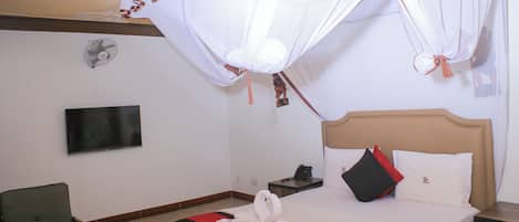 7 bedrooms, iron/ironing board, WiFi, bed sheets