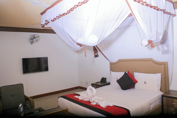 7 bedrooms, iron/ironing board, WiFi, bed sheets - Luxuries Beach Resort in Entebbe 10 minutes away from International Airport (Entebbe)