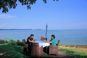 Outdoor dining - Luxuries Beach Resort in Entebbe 10 minutes away from International Airport (Entebbe)