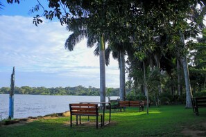 Outdoor dining - Luxuries Beach Resort in Entebbe 10 minutes away from International Airport (Entebbe)