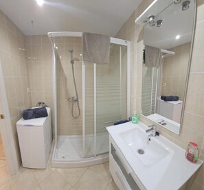 Chuveiro, secador de cabelo, toalhas de banho 