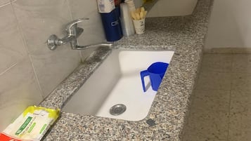 Basic Apartment | Dapur peribadi | Peti sejuk/penyejuk beku saiz penuh, ketuhar gelombang mikro, ketuhar