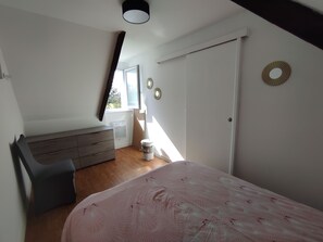 2 chambres, fer et planche à repasser, lit parapluie, Wi-Fi