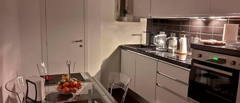 Kühlschrank, Mikrowelle, Ofen, Herdplatte