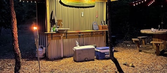 Glamping Getaway with kitchenette on Flower and Alpaca farm
