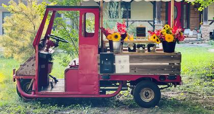 Glamping Getaway with kitchenette on Flower and Alpaca farm