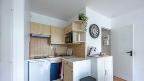 Kaffetrakter/tekoker, kjøleskap, mikrobølgeovn og brødrister