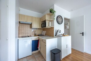 Kjøleskap, mikrobølgeovn, kaffetrakter/tekoker og brødrister