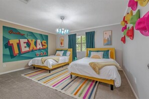 3 slaapkamers, een bureau, een strijkplank/strijkijzer, reisbedje