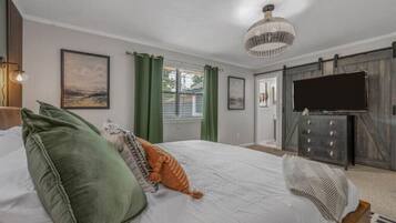 3 bedrooms, desk, iron/ironing board, travel crib