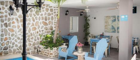 Una piscina al aire libre