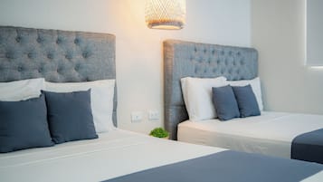 Standaard vierpersoonskamer | Individueel gedecoreerd, individueel gemeubileerd, een bureau