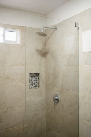 Shower, rainfall showerhead, towels, soap - Hotel ADAZ Mediterraneo (Santa Marta)