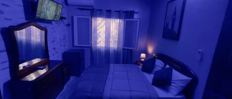 3 室のベッドルーム、アイロン / アイロン台、WiFi (無料)、ベッドシーツ