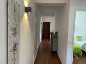 2 quartos, ferros/tábuas de passar roupa, Wi-Fi, roupa de cama