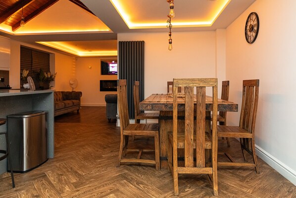 Luxury House | In-room dining - E4 7RH (London)