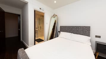 Luxury House | 4 bedrooms, iron/ironing board, free WiFi