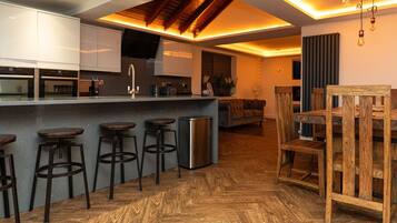 Luxury House | In-room dining