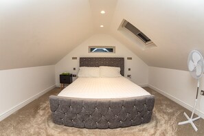 Luxury House | 4 bedrooms, iron/ironing board, free WiFi - E4 7RH (London)