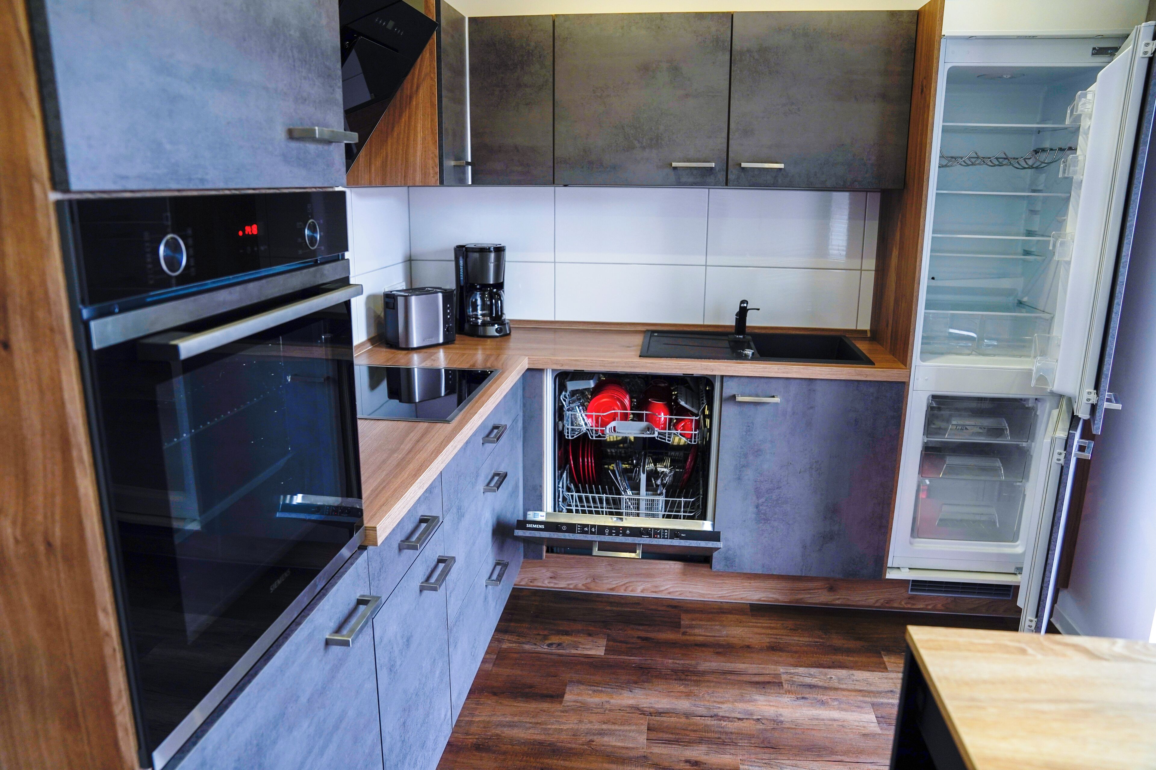 Frigorífico, microondas, horno y placa de cocina