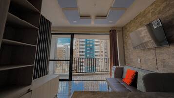 Basic Single Room | Living area | Flat-screen TV