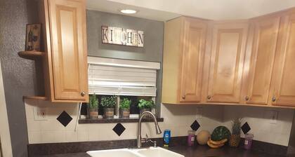 Top Notch Nest-Soothing 4-bedroom,3 bathroom house with Ac in charming Toledo