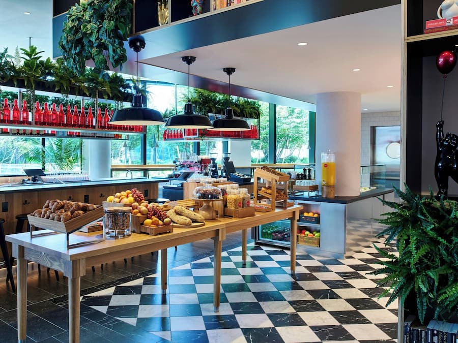 Menyajikan masakan internasional