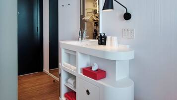 Luxe beddengoed, pillowtop-bedden, een kluis op de kamer, een bureau