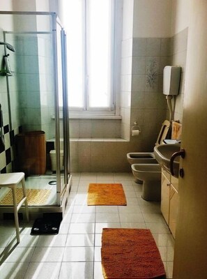 Doccia, asciugacapelli, bidet, asciugamani